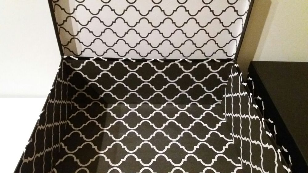 Caixas com padrão preto e branco