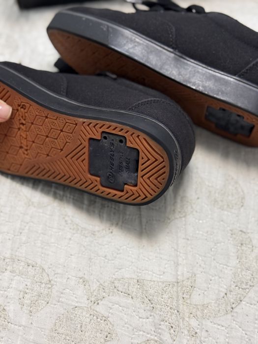 Heelys роликові кеди.
