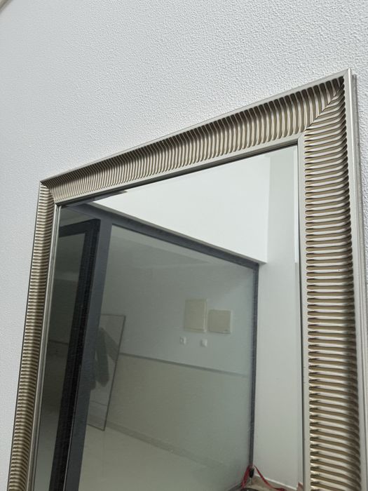 Espelho quadrado com moldura prateada