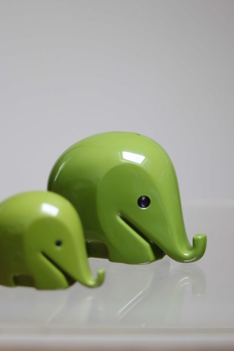 Dwa plastikowe słoniki skarbonki Dresdner Bank, lata 80