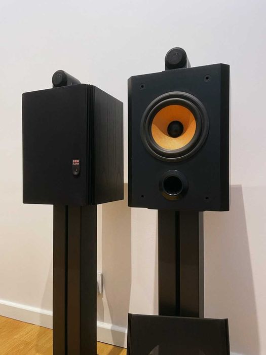 B&W Bowers & Wilkins 805 Matrix com suporte B&W STAV24 S2