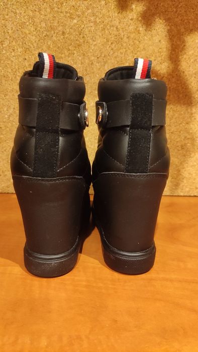 Sneakersy na koturnie