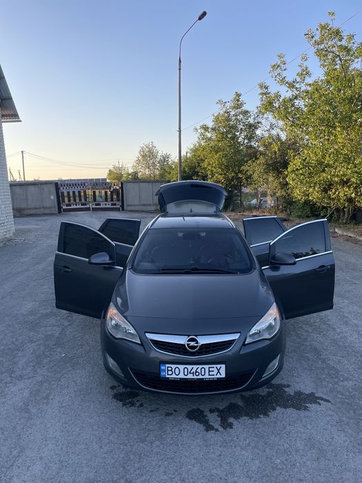 Машина Opel Astra J