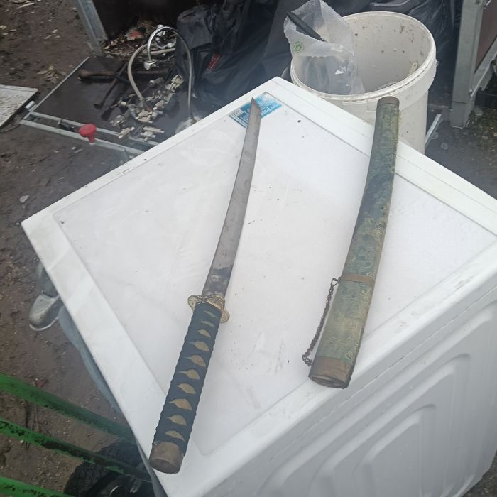 Cofre sem chave mais espada antiga