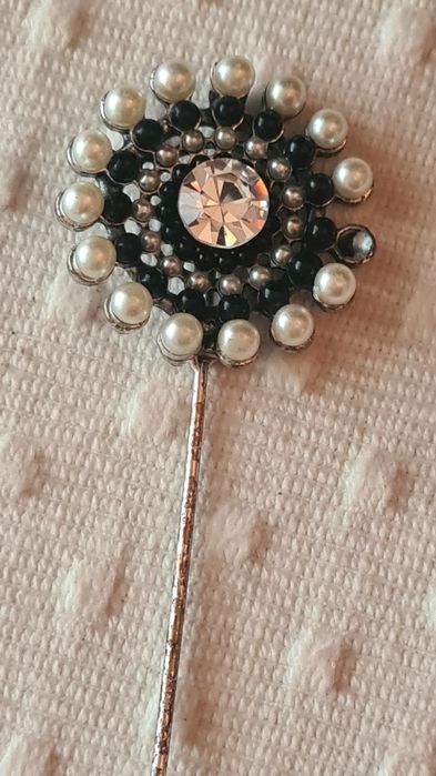 Alfinete / pregadeira em pérolas e prateado