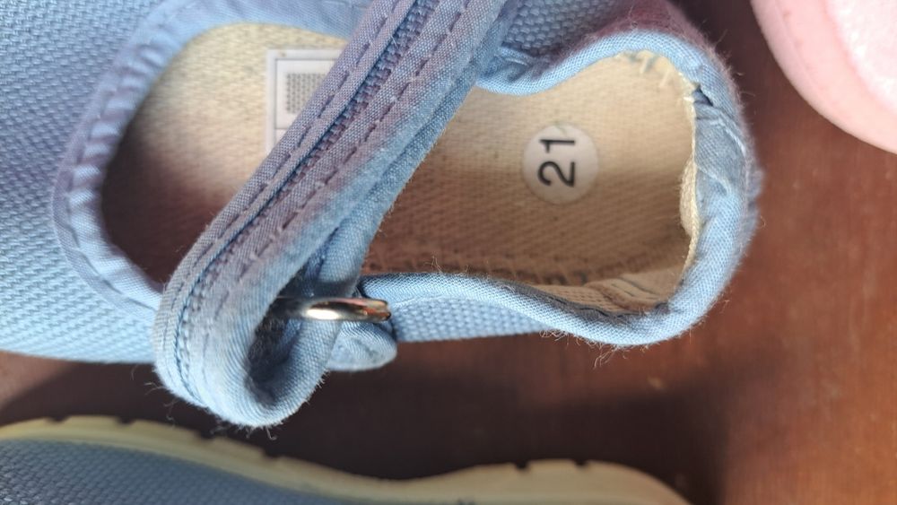 Sapatos / ténis = Criança / bebé TAM 20 / 21 e 24