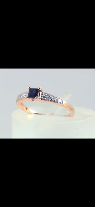 женское золотое кольцо усеянное бриллиантами и сапфиром