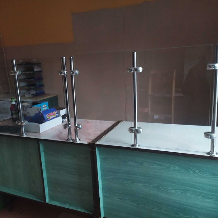 szklana osłona stelaż na bufet lade biurko