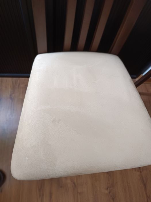 Quatro cadeiras de jantar