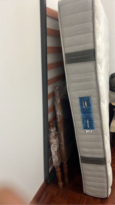 Cama de casal em madeira maciça.