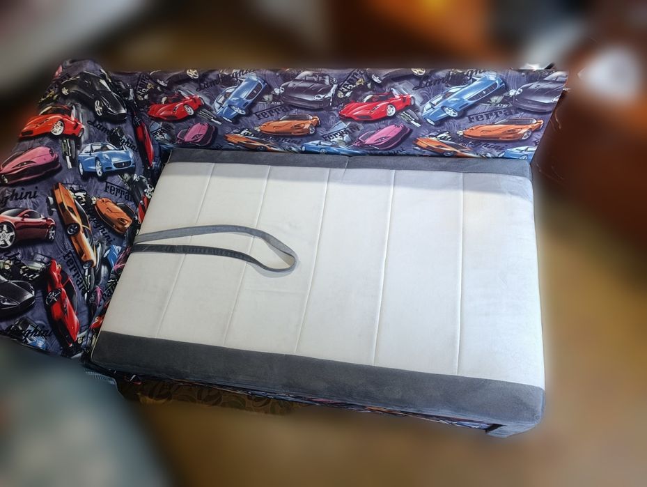 Кровать ,диванчик.