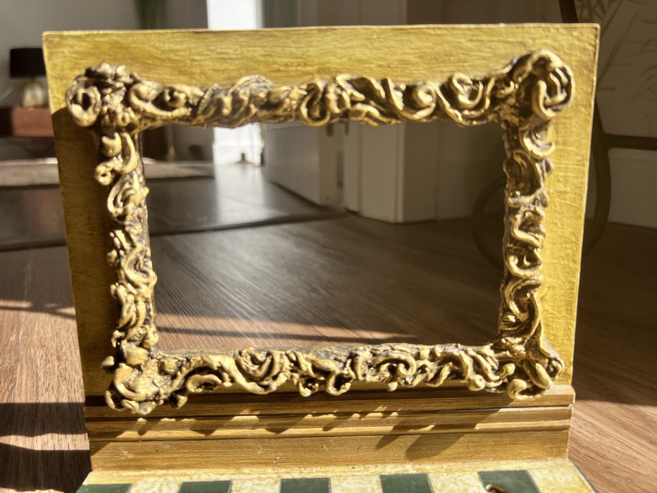 Moldura estilo Barroco em medaira e pedra.