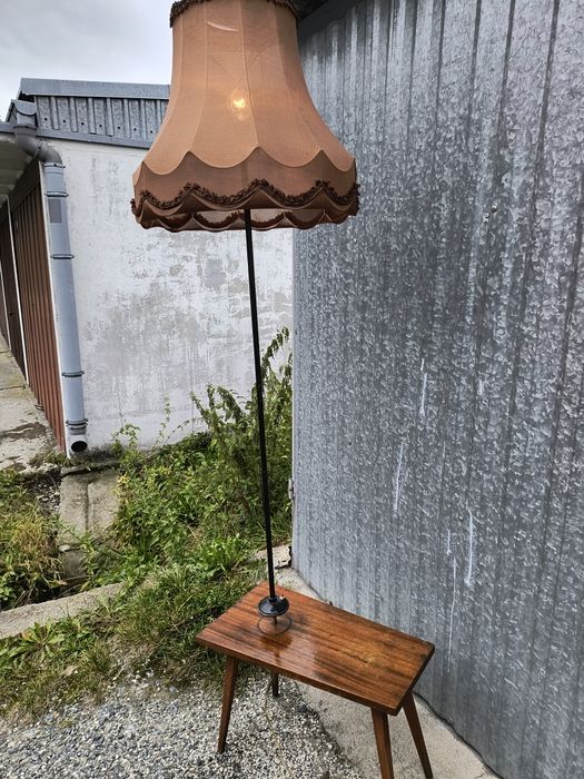 Stara lampa że stolikiem PRL