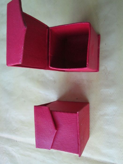 1 mochila, 1 pingadeira, caixas, 2 corta unhas e 1 base panelas