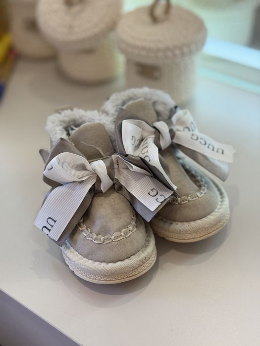 Угі з бантиками))