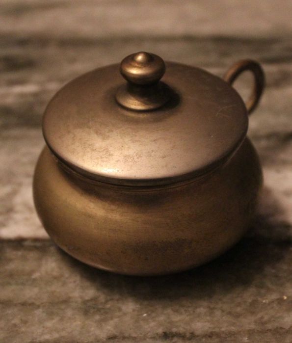 Conjunto de cremeira e açucareiro vintage, feitos de latão, anos 40.