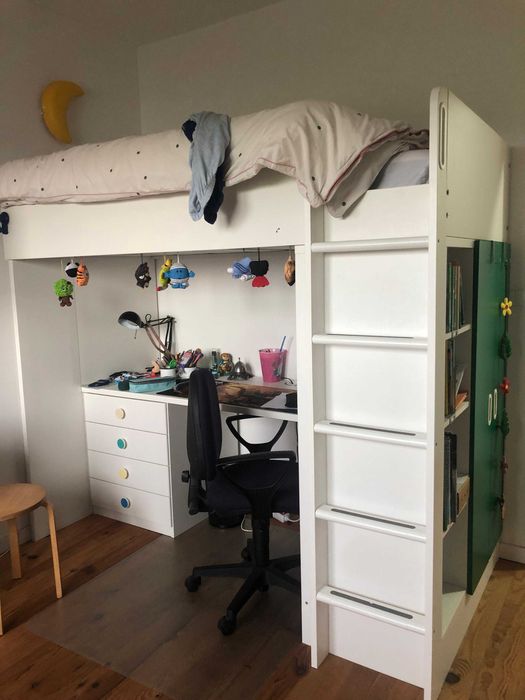 Cama alta criança Ikea + secretária + cadeira de secretária em ESMORIZ
