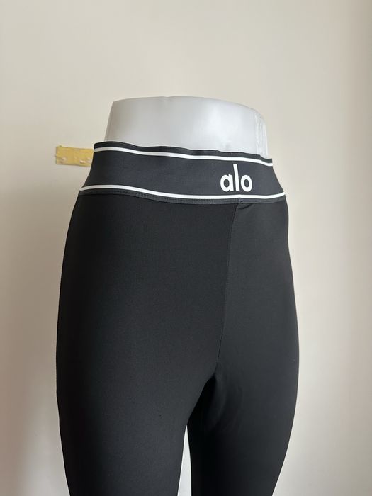 Klasyczne legginsy z napisem alo