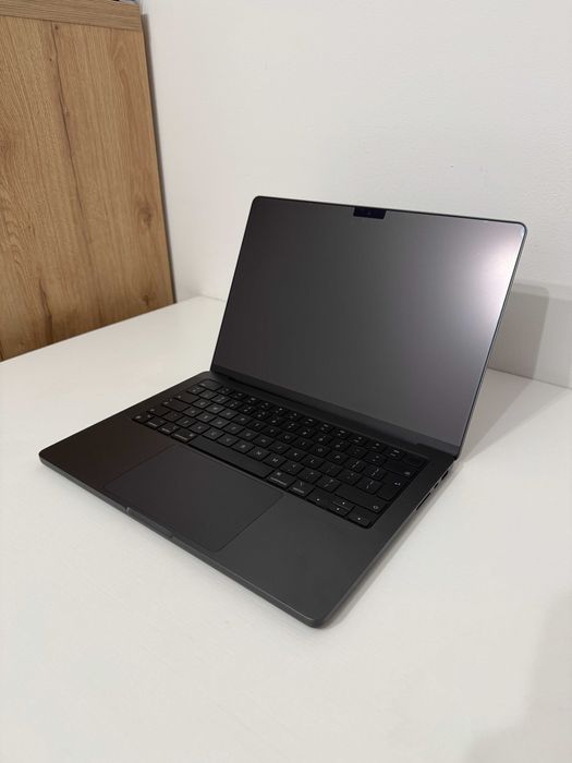 Macbook Pro M3 18GB RAM 512GB SSD - Gwiezdna Czerń