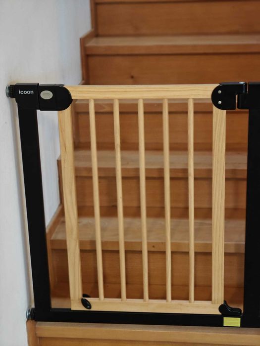 elegancka drewniano - metalowa bramka na schody z adapterem szerokości