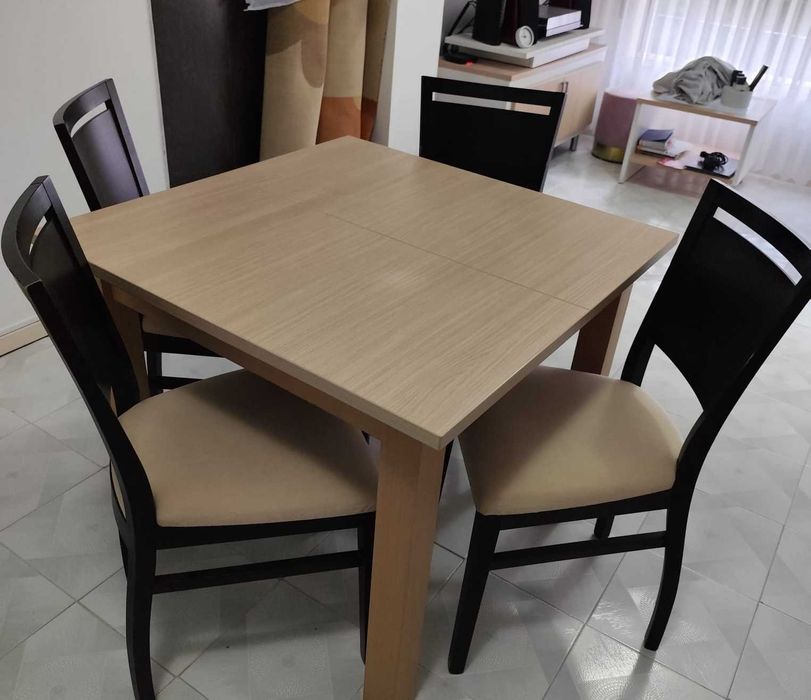 Mesa e 4 cadeiras de sala