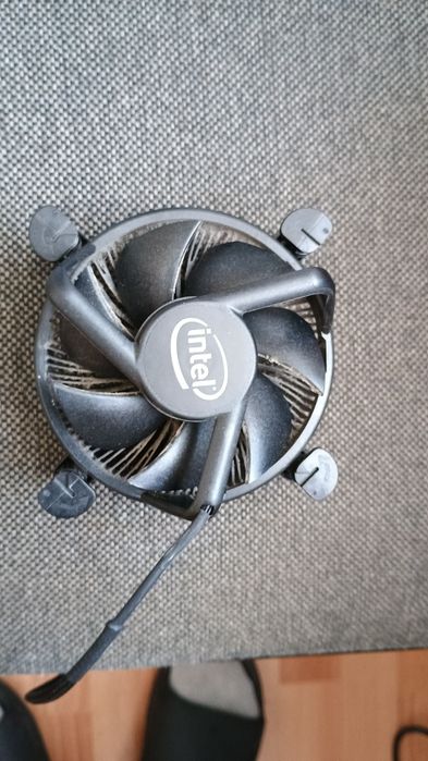 Intel i5-6402p 2,8ghz plus oryginalne chłodzenie.