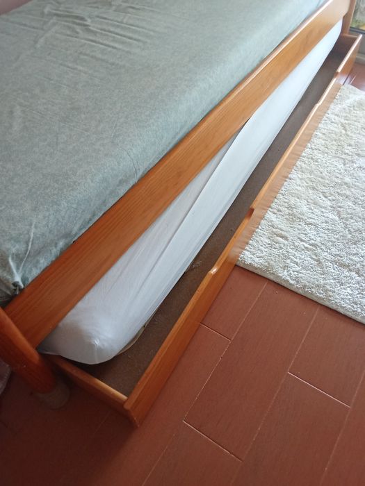 Cama dupla em gavetão e mesa de cabeceira
