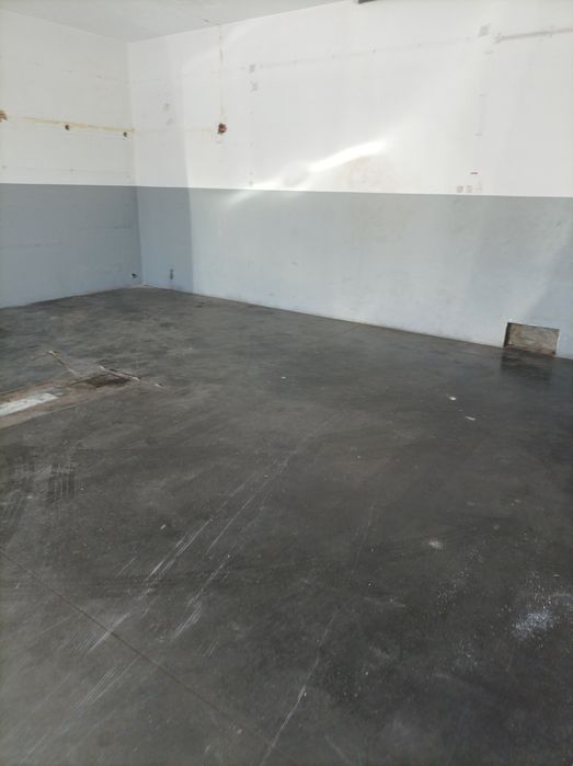 Arrenda armazém/oficina/garagem