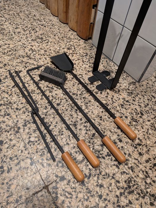 Conjunto de lareira preto + madeira