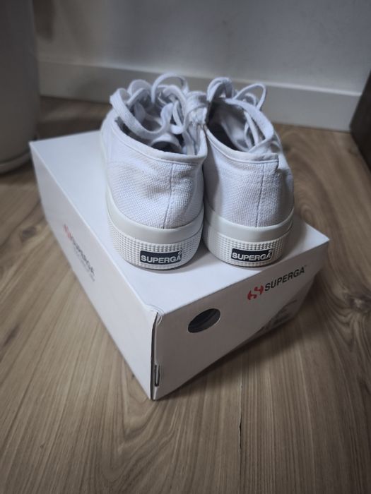Trampki na wyższej podeszwie Superga