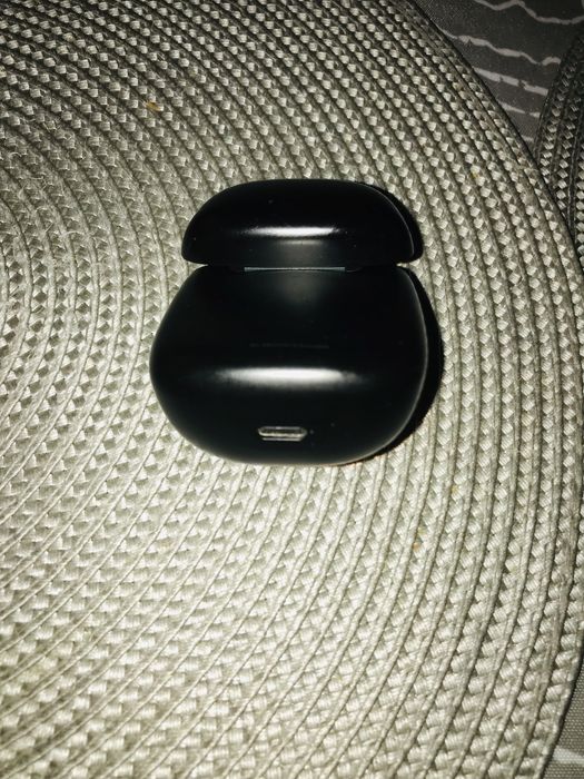 Etui ladujące i lewa słuchawka jbl tune225tws