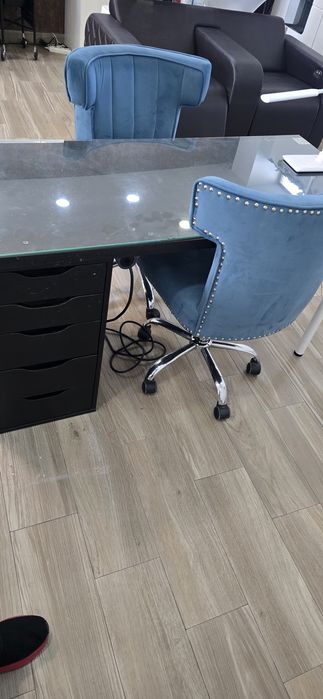 Mesa e cadeiras manicure