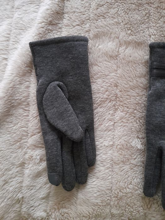 Luvas cinzentas com promenor em pêlinho