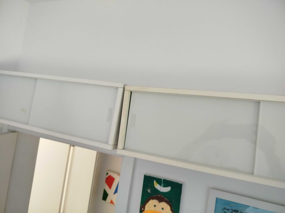 Estante de parede com portas deslizantes