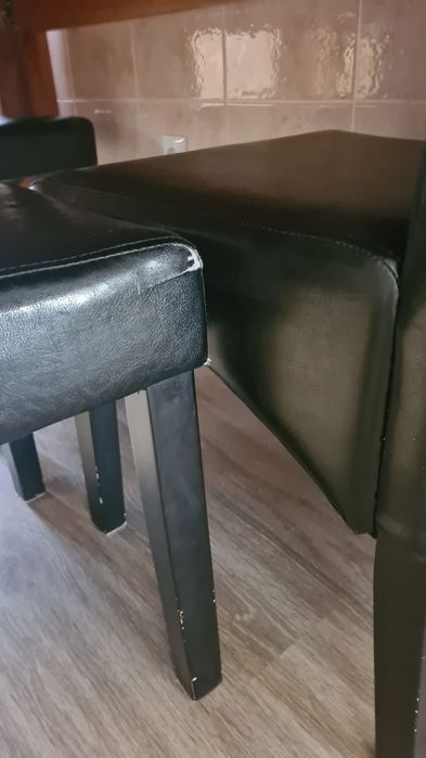 Mesa de jantar e cadeiras