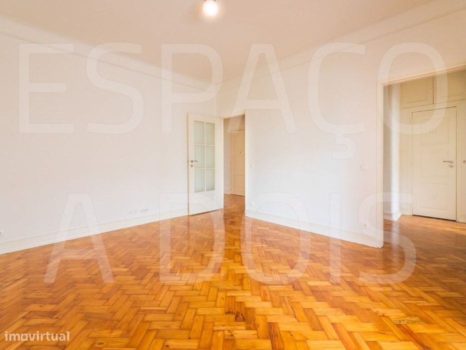 T4 Remodelado e Luminoso com 2 Varandas no Coração de Alvalade