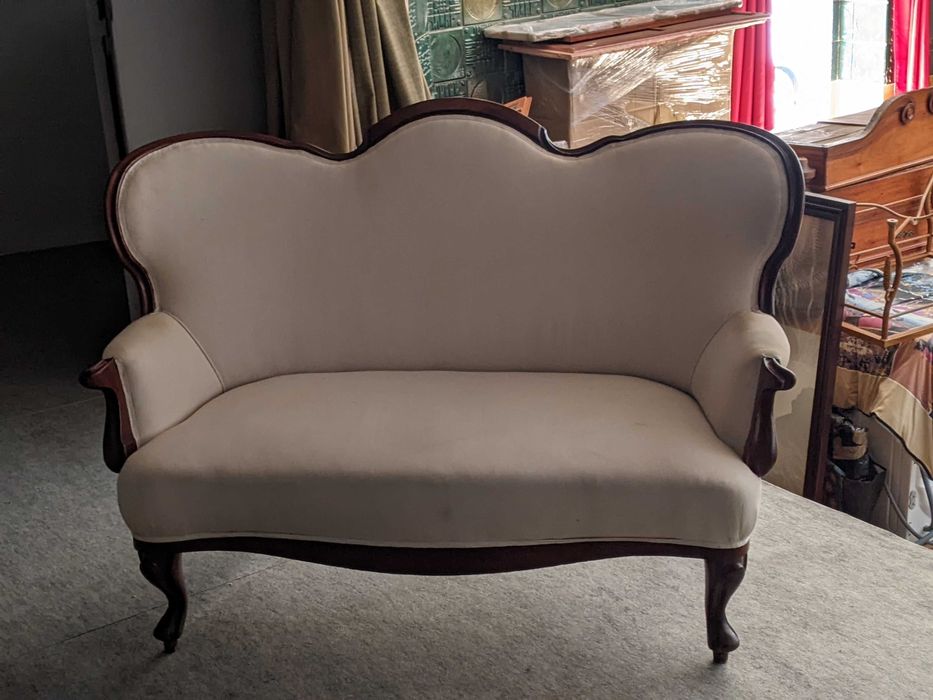 Sofá branco muito antigo e raro