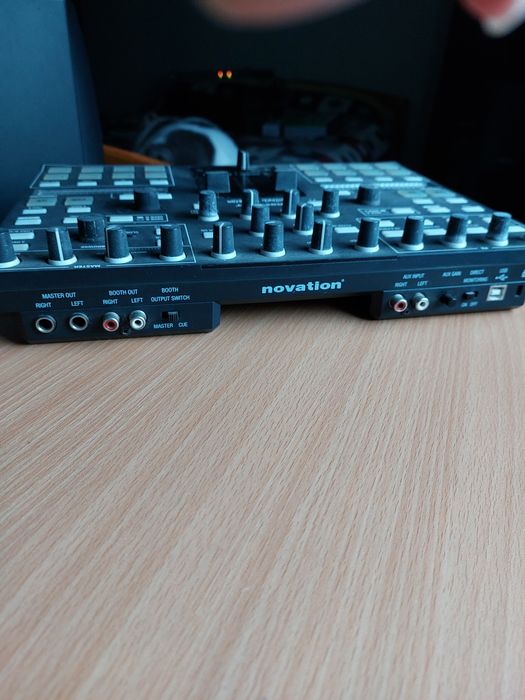 Mesa de mistura controladora novation está muito bom estado como novo