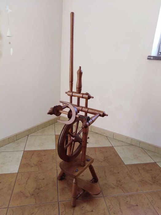 Kołowrotek do przędzenia wełny