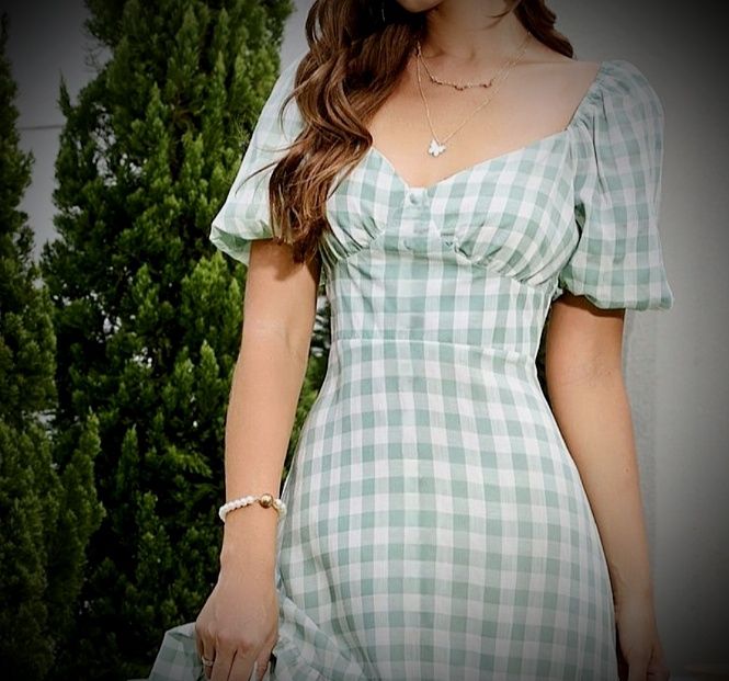 Sukienka w kratkę z bufiastymi rękawami