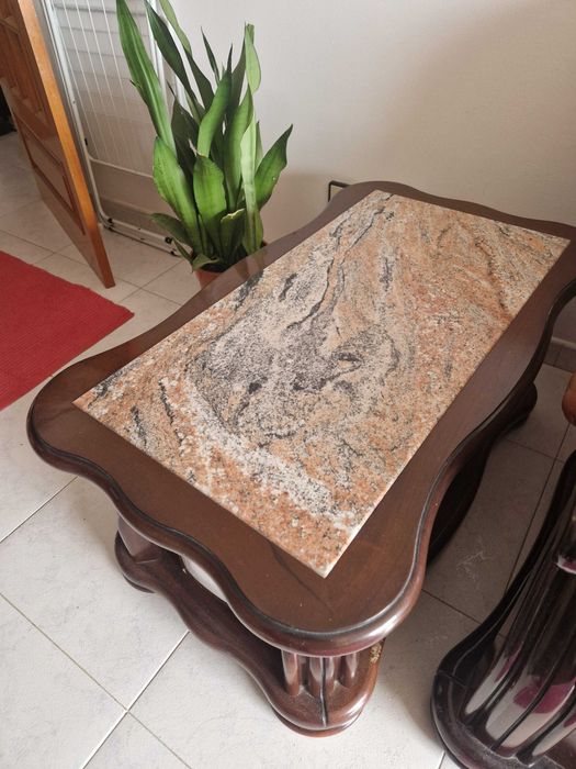 Mesa de centro ou apoio, de granito e madeira maciça