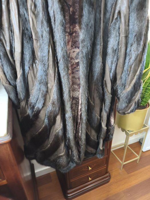 Casaco em vison castanho e pele