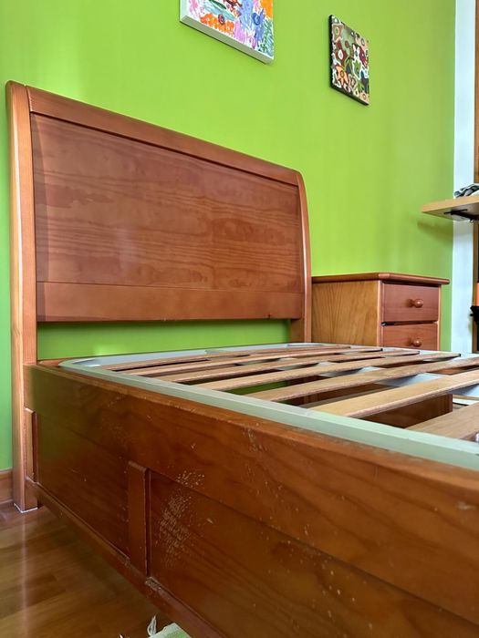 Cama de solteiro em pinho - tudo incluído