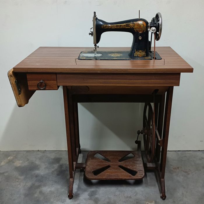 Antiga Máquina de costura marca SINGER a funcionar perfeitamente, 
Exe