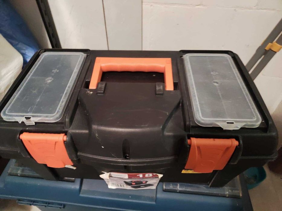 Dwie skrzynki na narzedzia