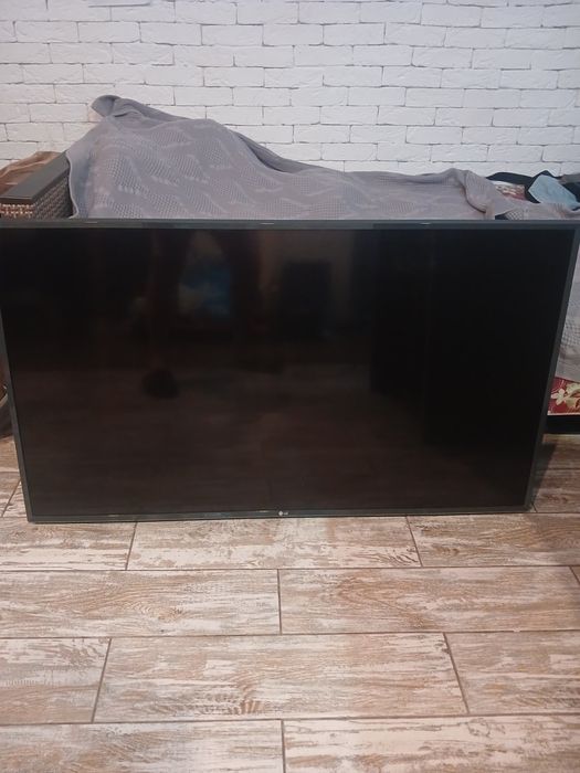 Телевізор LG 49um7400plb