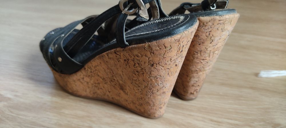 Sandálias em couro pretas salto em cunha