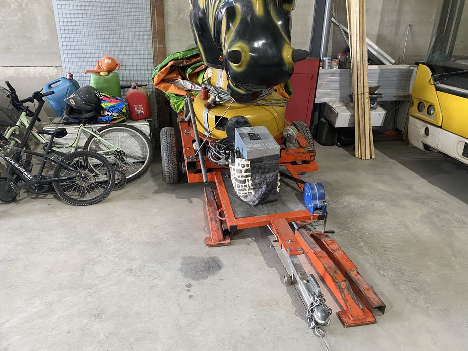 Touro mecanico e insuflavel