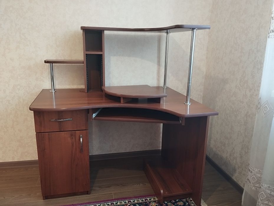 Стіл компютерний