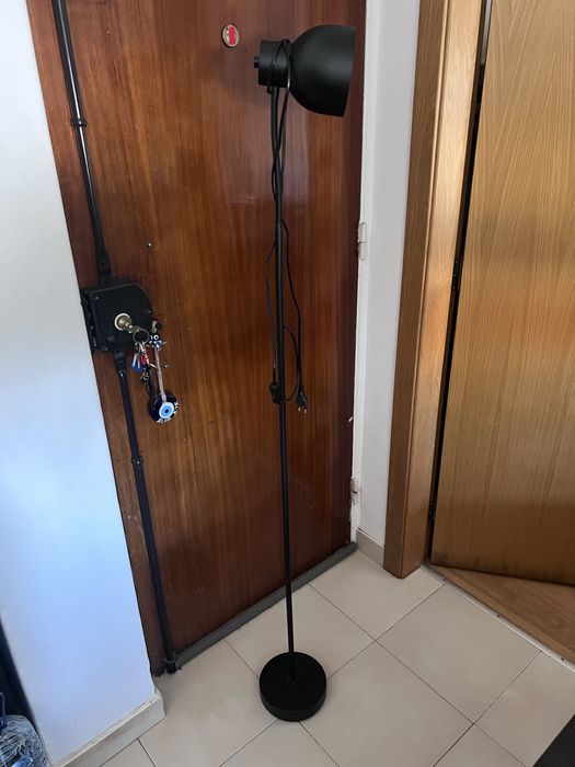 Candeeiro de pé preto